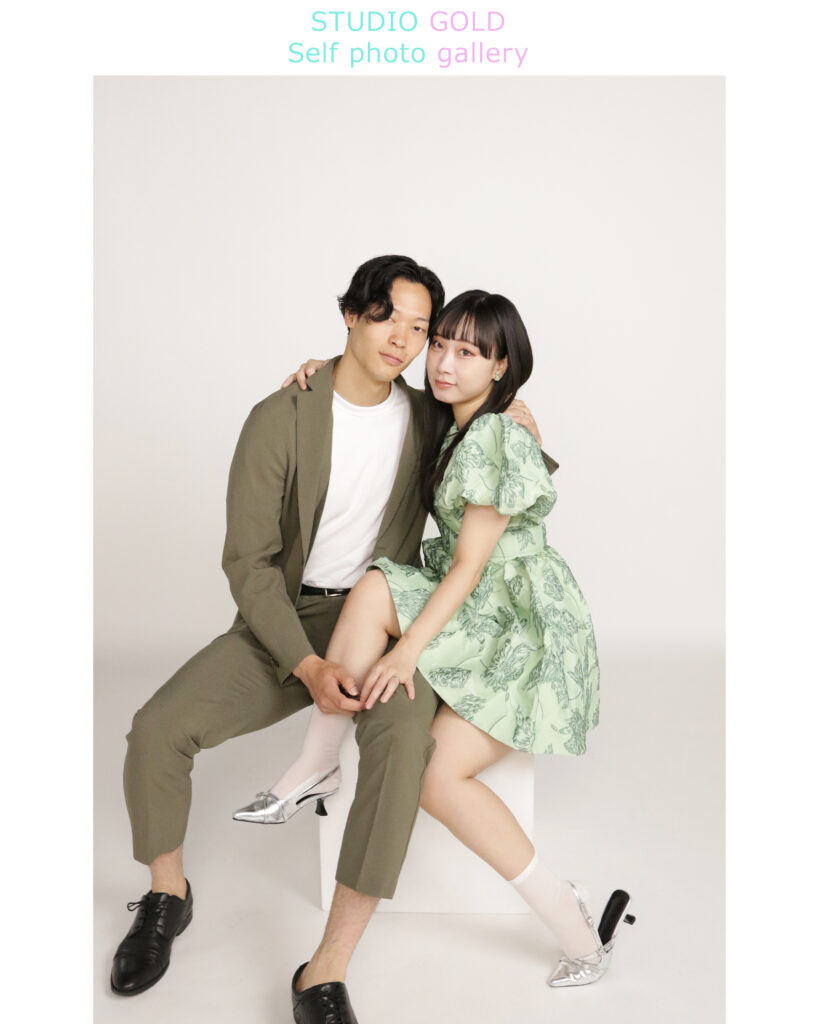 神戸のセルフ写真館でリンクコーデを楽しむカップルフォト。自然体で寄り添う姿が魅力的。