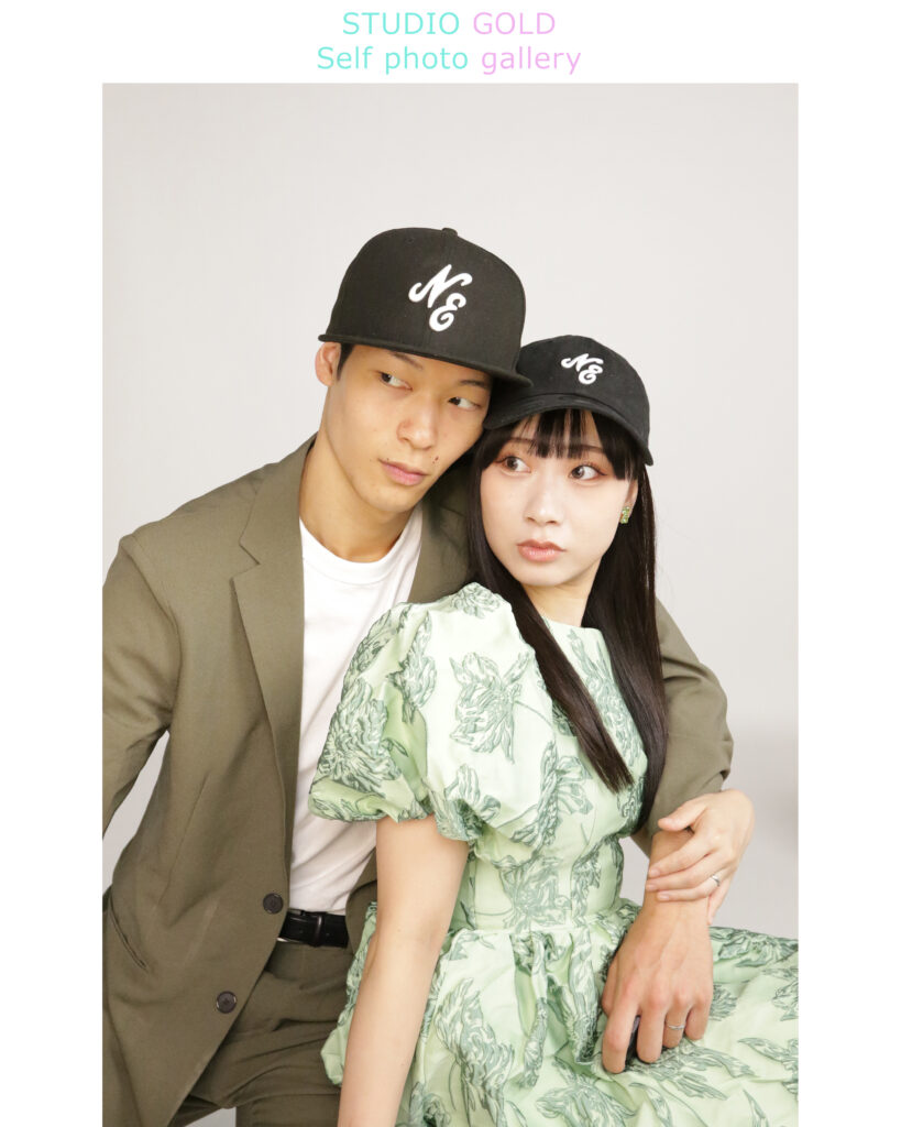神戸三宮のセルフフォトスタジオで帽子コーデを揃えたカップル。おしゃれでクールな雰囲気の記念写真。