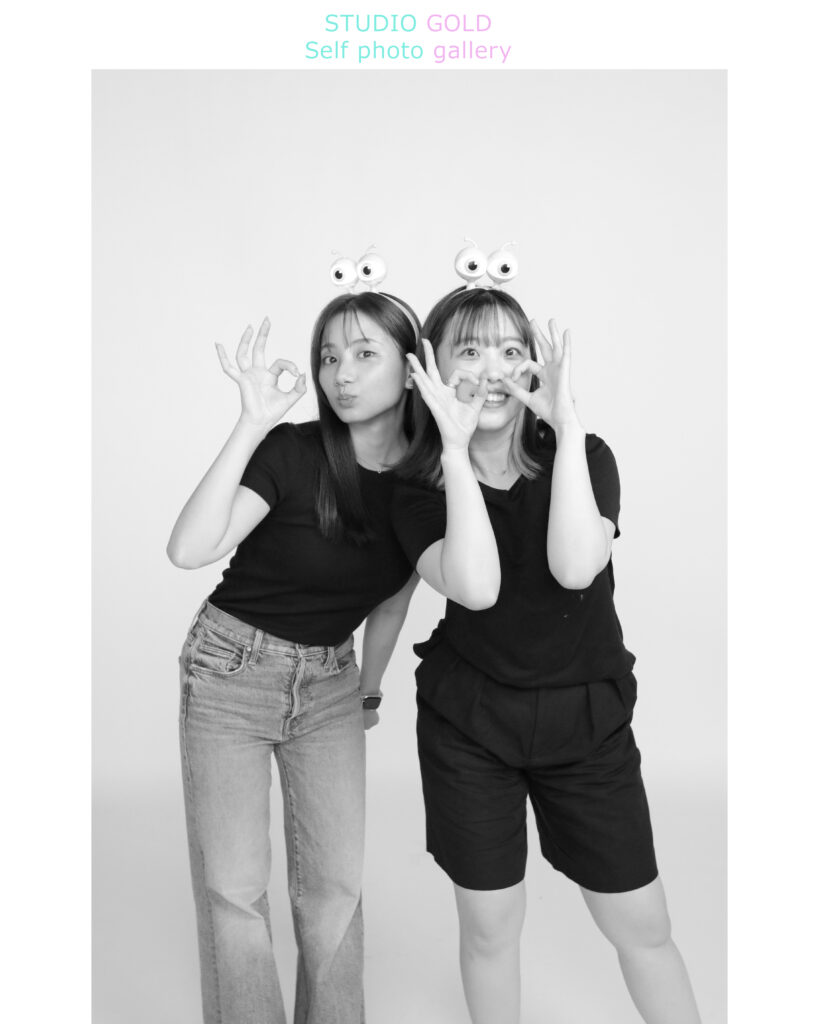 神戸三宮のセルフ写真館スタジオゴールドの内装と本格的な撮影機材。白を基調としたシンプルで清潔感のあるスタジオ