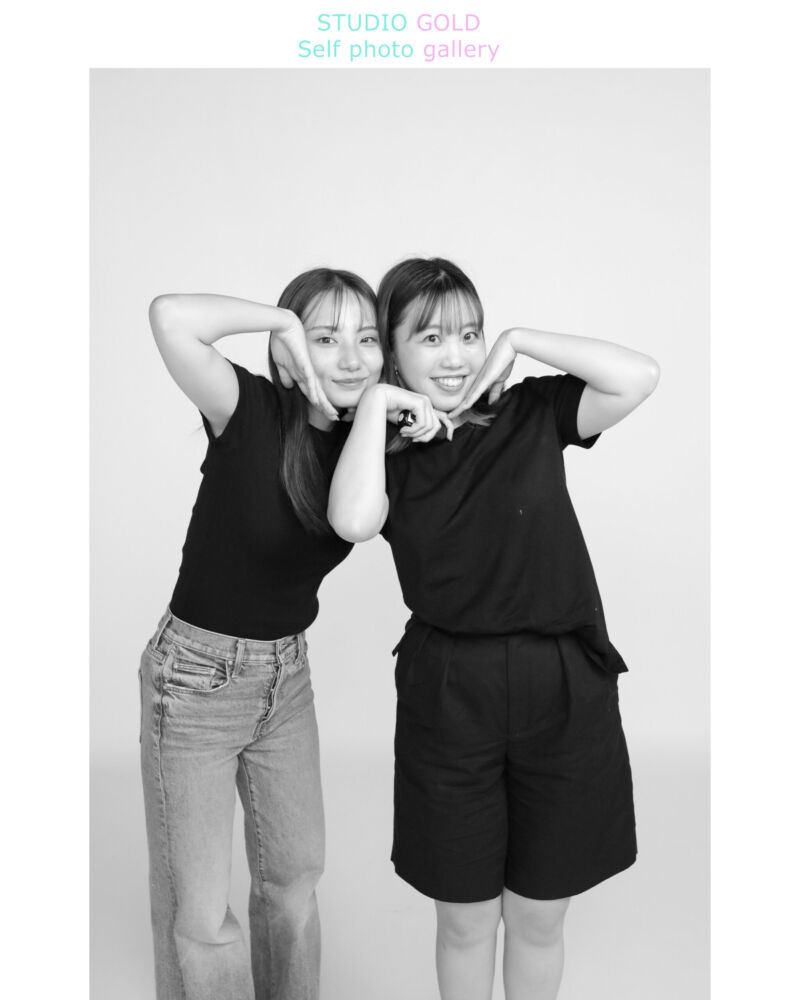 セルフ写真館で撮影した記念日フォトのイメージ。モノクロ仕上げで大人っぽく、カップルや友達同士の撮影に人気