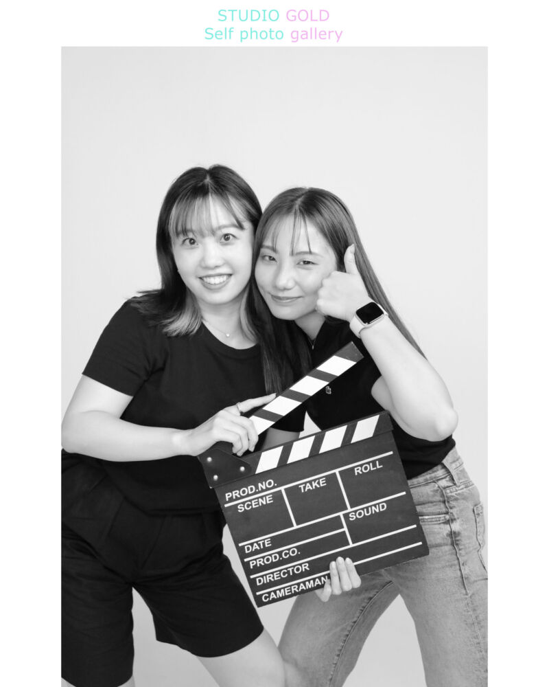 雑誌の1ページのように仕上がったモノクロセルフフォト。大人っぽい表情で撮影した友達同士のスタジオ写真
