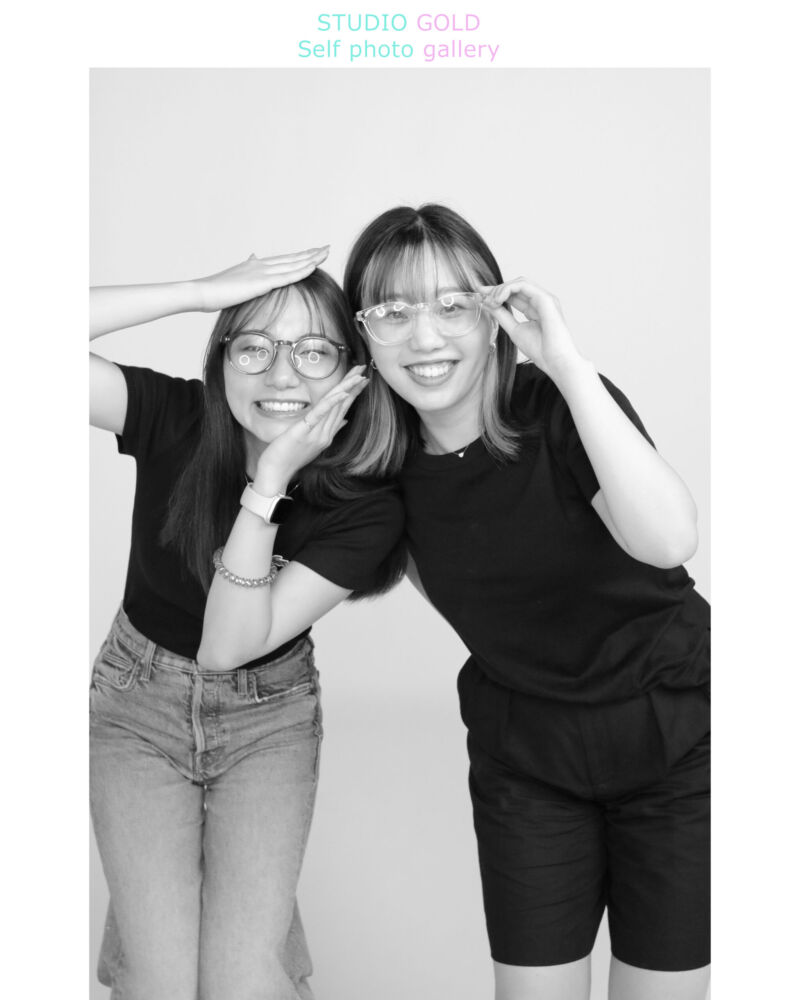 神戸三宮のセルフ写真館スタジオゴールドで撮影した、仲良しの友達同士のモノクロ記念写真。自然な笑顔とおしゃれな雰囲気